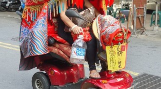自製機車敞篷！台南地方媽媽「改造移動式神壇」出門超威風　在地人曝「不是為了遮陽」很多人都遇過 
