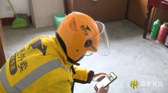 慢慢吃沒關係！女子癱在床「外送員送餐到家」還幫打掃　「百名外送員接力照顧」堅持3年看哭許多網友 