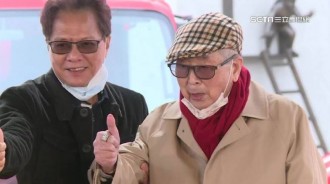 創下捐贈紀錄！阿土伯「豪捐1億22輛消防車」87歲仍不忘公益「股海縱橫50年不貪心」網讚嘆：默默行善取之社會，用之社會！ 