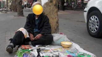 老人街頭賣米，市民好心全部買下，回家「打開米袋」後連忙回去找老人，網贊：幸虧有你