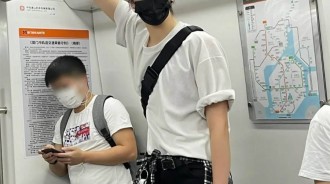 深邃雙眼超有電！搭車遇到「188cm極品長腿帥哥」　搜出真實身分竟是