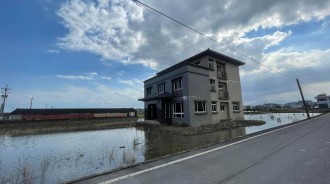 有護城河的透天厝！馬路邊超狂建築「整棟插在水田中」　他好奇PO網「在地人反勸」：不要問很可怕 