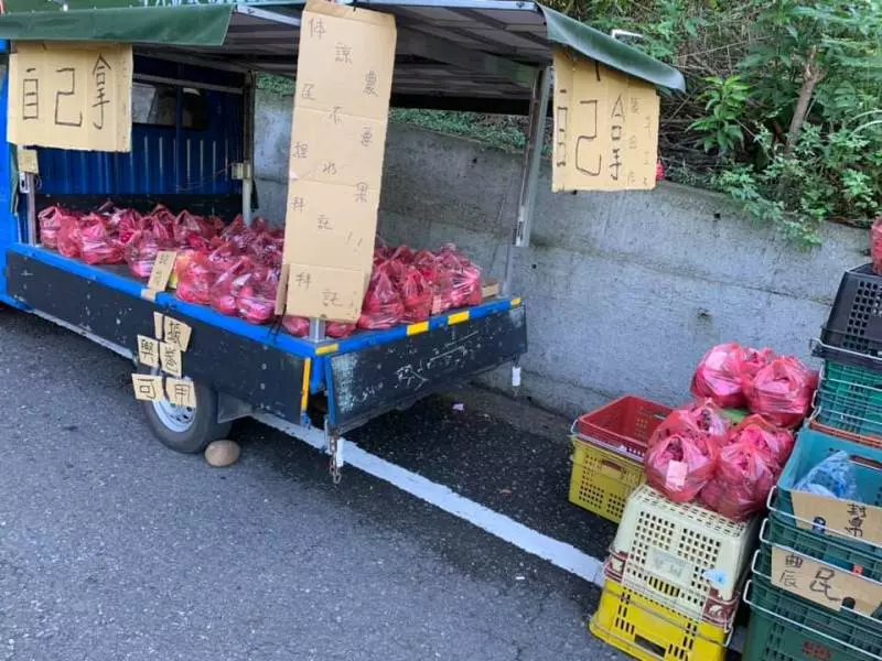 老闆還在田裡！貨車上擺火龍果「一袋100自己拿」　10個小時後「回到車上秒傻住」：不愧是台灣 