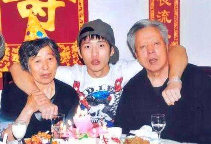爸爸嗜賭，媽媽改嫁，靠奶奶撿垃圾養活，成名後父母來認親