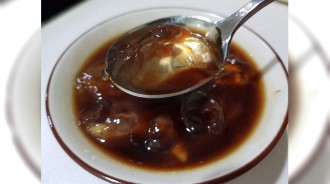 你有喝過嗎？招牌出現「沖太白粉甜品」他好奇問是什麼，專業網友解答「甜鹹都好吃」：小時候超愛 