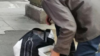 阿婆無助推輪椅！沿街哀求「生活過不下去」被路人檢舉　警察帶回後「才知來頭不小」：真的大開眼界 