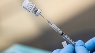 謊稱小黃卡遺失！夫妻鑽漏洞「騙打AZ、莫德納、BNT」共8劑疫苗　衛生局傻眼：「沒辦法開罰」