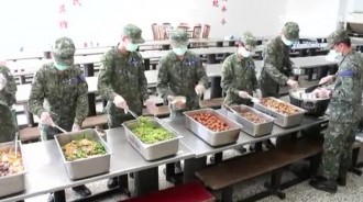 他網問「當兵吃過最奇特的菜是什麼？」網友們回憶超暗黑軍中料理：不敢再回想那滋味！