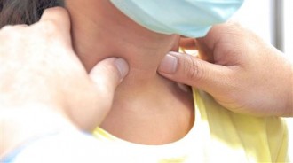 完全沒症狀！30歲女子「確診甲狀腺癌」她震驚：沒家族病史　醫生示警「出現此徵兆快就醫」 