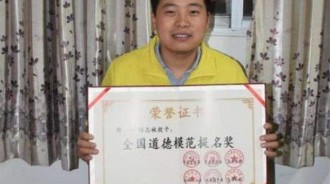 不顧安危「爬3樓托舉女童」！無業男救人後默默離開，今事業愛情「主動上門」：善意改變命運 