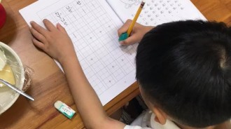 小學數學好難？爸爸「教兒子直式乘法」崩潰：看不懂在算啥　其它爸媽都愣「跟不上時代了嗎」