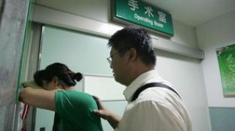 阿公生病手術費要十萬，老公出五萬，手術順利出院後，爸媽卻逼我離婚！