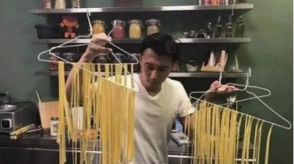 謝霆鋒的麵館開張，食客點了一碗「豬蹄面」，價格讓人意外了