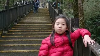 在大家的印象當中，男孩子大多是簡單俐落的短髮，台南8歲男童堅持留長髮「遭嘲笑丟東西」！2年後「剪掉頭髮瞬間」同學都慚愧了 