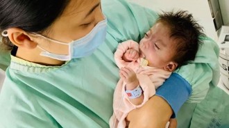 出生僅930克！罕病女童被判活不過5歲「克服疾病長大了」努力走完60公尺「母牽她小手不放棄」 