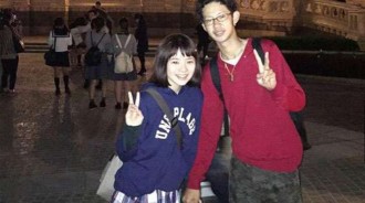 和男友「在迪士尼合照」PO照分享卻嚇壞網友 ：你牽的是誰的手？