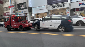 你也有今天！路上驚見「警車被拖吊奇景」網解氣笑噴　內行人揪出關鍵：「你被騙了」 