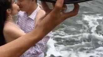 「砸45萬」拍浪漫婚紗照，攝影師「拿拖鞋」秒惹怒新娘，成品一出新娘立刻「羞愧道歉...」