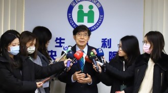 爆婚外情！健保署長李伯璋「緊牽嫩妹被拍」太太也不知情　揭內幕「她認我做乾爹」：見過父母了