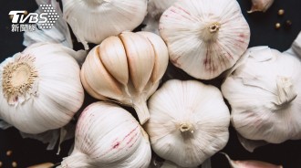 差點補壞身子！天冷煮蒜頭雞湯「喝完突然頭暈嘔吐」內行人驚「食譜都沒寫警告」：後果很嚴重 