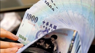 年終領27萬！女友得知秒要求「包2.4萬給我爸媽」 他覺得奇怪：又還沒結婚
