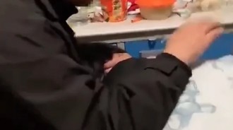 失戀爆哭！霸氣室友「一把摟進懷裡」捧臉安慰　網歪樓「可以湊一對」卻有人不領情：到底誰該委屈 
