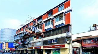 外牆只有20公分！超狂紙片樓「住了40戶人家」風吹也不倒　走近看「建築另一面」當地人：早見怪不怪 