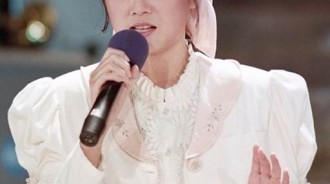 59歲李碧華退出演藝圈27年，「賢妻良母近照曝光」古典美氣質猶存，住上億豪宅仍節儉：老車開10多年