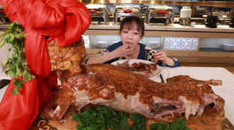 大胃王妹子挑戰「40公斤烤全羊」鏡頭一歪「破綻百出」 網酸：別裝了！