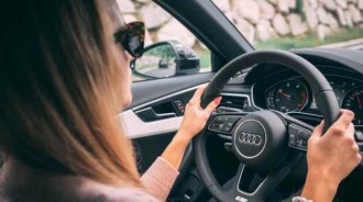 女車主生氣報案「我的4片車窗全被偷了」！警員到場「用手指神破案」網看傻：三寶無極限 