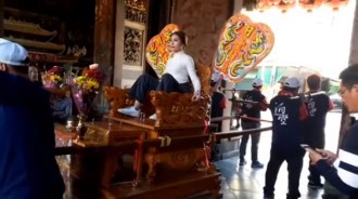 活媽祖降世？左營聖瑤宮「正妹女乩身坐轎」8壯男扛進廟裡　網傻住「搜出她的身分」竟不是乩身 