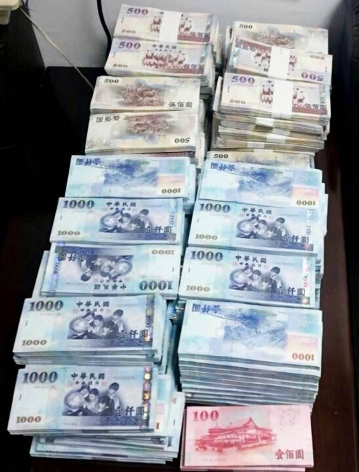 女清潔工路邊撿到50萬，一分不動交到警局，終於等到失主，卻直接將錢丟在了地上，大喊：老天有眼! 