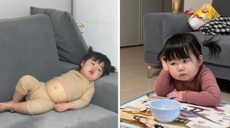 天生就有大叔魂！厭世小萌妹「露肚肚躺沙發」萌Q好吸睛　一看「超仙美女媽媽」驚呼：畫風完全不同