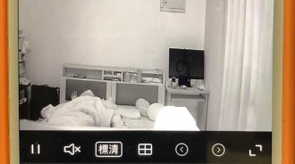 在房間裝監視器！看女兒窩角落睡覺「開聲控要她起床」爸爸被嗆「根本沒有隱私」委屈：是為她好 