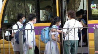 媽媽搭地鐵要求「乘客讓位給小學兒子」被拒還惱羞！直喊「兒子上學很辛苦」掀熱議：不會自己開車？ 