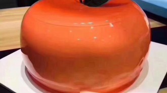 男友聖誕節「送蘋果造型蛋糕」她秒失望！一切開「結局逆轉再逆轉」網狂笑：真的是蘋果沒錯 