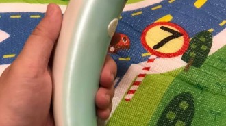 出門包包狂震！人妻大庭廣眾拿出「害羞小物」老公嚇傻搶走：「晚上再陪妳啦」真相被笑翻 