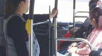 車都買不起，還敢生孩子，孕媽擠公車被大媽看扁，小學生的做法很解氣 !