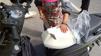 巨無霸蘿蔔糕？阿嬤路邊做生意「失傳手法超熟練」大排長龍　明眼人揭密「那不是賣吃的」年收百萬 
