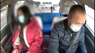 司機發現「副駕女子神情恍惚」找零堅持不收　察覺不對勁「反鎖車門」機警救她一命