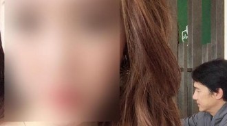 她去喝茶驚見「對面坐梁朝偉」假裝自拍合照！　下秒被發現「更大驚喜在對面」網嗨翻：太幸運　