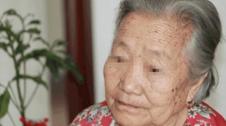 凡事留一線！阿嬤端麵弄髒女孩「仿版衣服」開口要4.4萬　一禮拜後「冤家路窄」女孩後悔莫及 