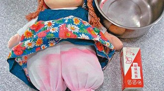 可憐女童丟命！惡保母想逃「布娃娃現身討公道」警辦案膠著「紅墨水突然灑一地」陰謀被揭穿 