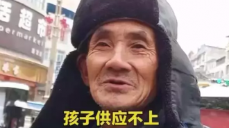 74歲老人徒步2小時挑炭進城賣，餓了吃冷饅頭，只為給孫子湊學費  