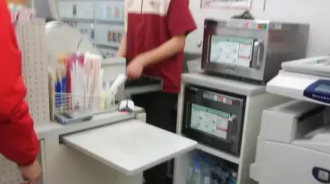 大快人心！超商店員問「需要微波加熱嗎」卻被客人大罵「廢話！不然怎麼吃？」，法律系店員一開口，奧客「馬上閉嘴」  
