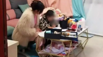 為房貸省吃儉用！他發現老婆新買「8687元化妝品」後生氣怒摔　下班「見心酸一幕」超內疚  