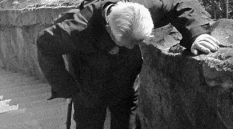 堅守50年孝道！91歲爺爺拄拐杖「爬山3小時」幫父母上香　「在墳前下跪磕頭」淚喊：明年不能來了  