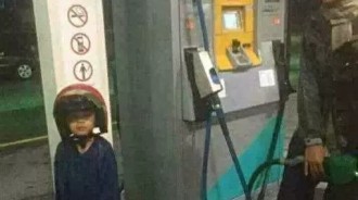 有種冷叫爸爸覺得你會冷！爸爸怕兒子受凍「脫下雨褲套好套滿」，網友笑翻：這是什麼生物！