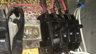 更換家裡燈泡！他關總電源「長輩摸黑失足」送醫走了　隔天鄰居上門「討560萬賠償」他愣：我哪裡有錯？ 