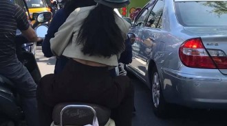 考眼力？他騎車驚見「雙載長髮妹」怪怪的，仔細一看「江湖傳說成真」1.5萬人笑翻：第一眼沒發現 